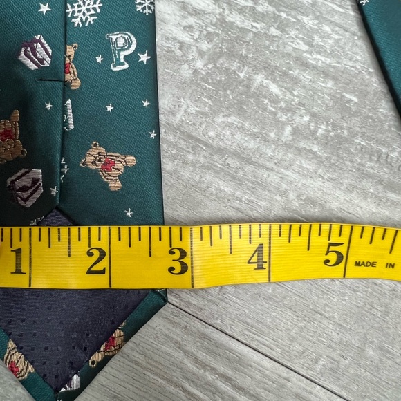 Amanti Green w/ Teddy Bear & Christmas Gift Pattern Skinny Tie - Picture 5 of 5